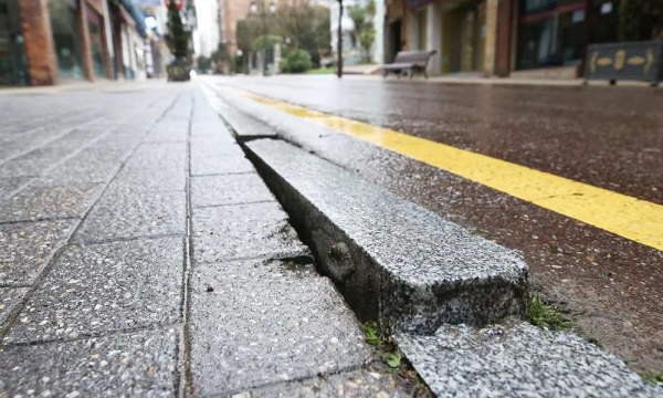 Caida en via publica. No cabe indemnizacion si la caida es evitable y se ve el desperfecto en el acerado.